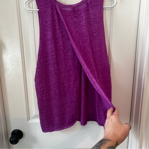 No Boundaries Fuchsia Pink Heart Graphic Workout Tank Top Tulip Back NWOT - Picture 9 of 11